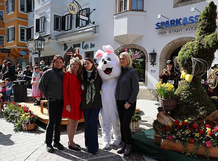 Simone Opdahl, Nicoletta Plumm, Mary-Ann Schoeller und MariaHöfl-Riesch enthüllen einen riesigen Osterhasen aus Gräsern und Blumen! (©Foto: privat